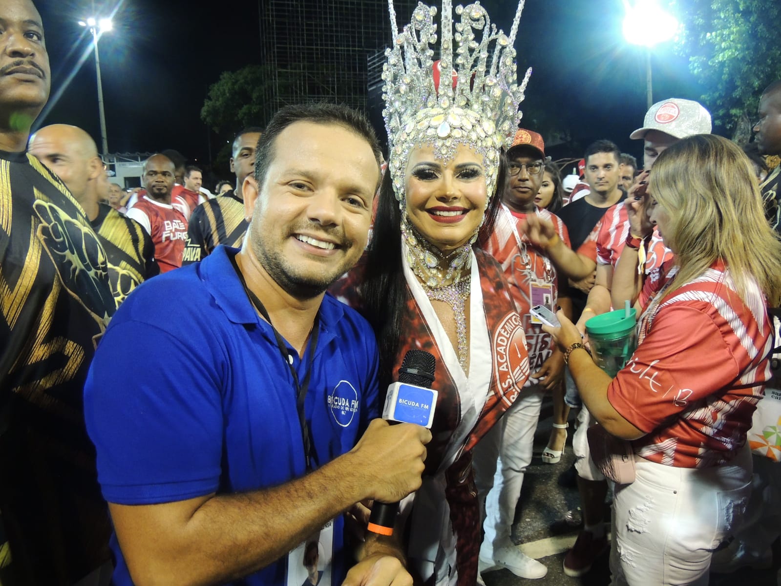 Salgueiro encerrou a noite de ensaios de domingo (27) com o tema resistência e parabenizando a rainha de bateria Viviane Araujo