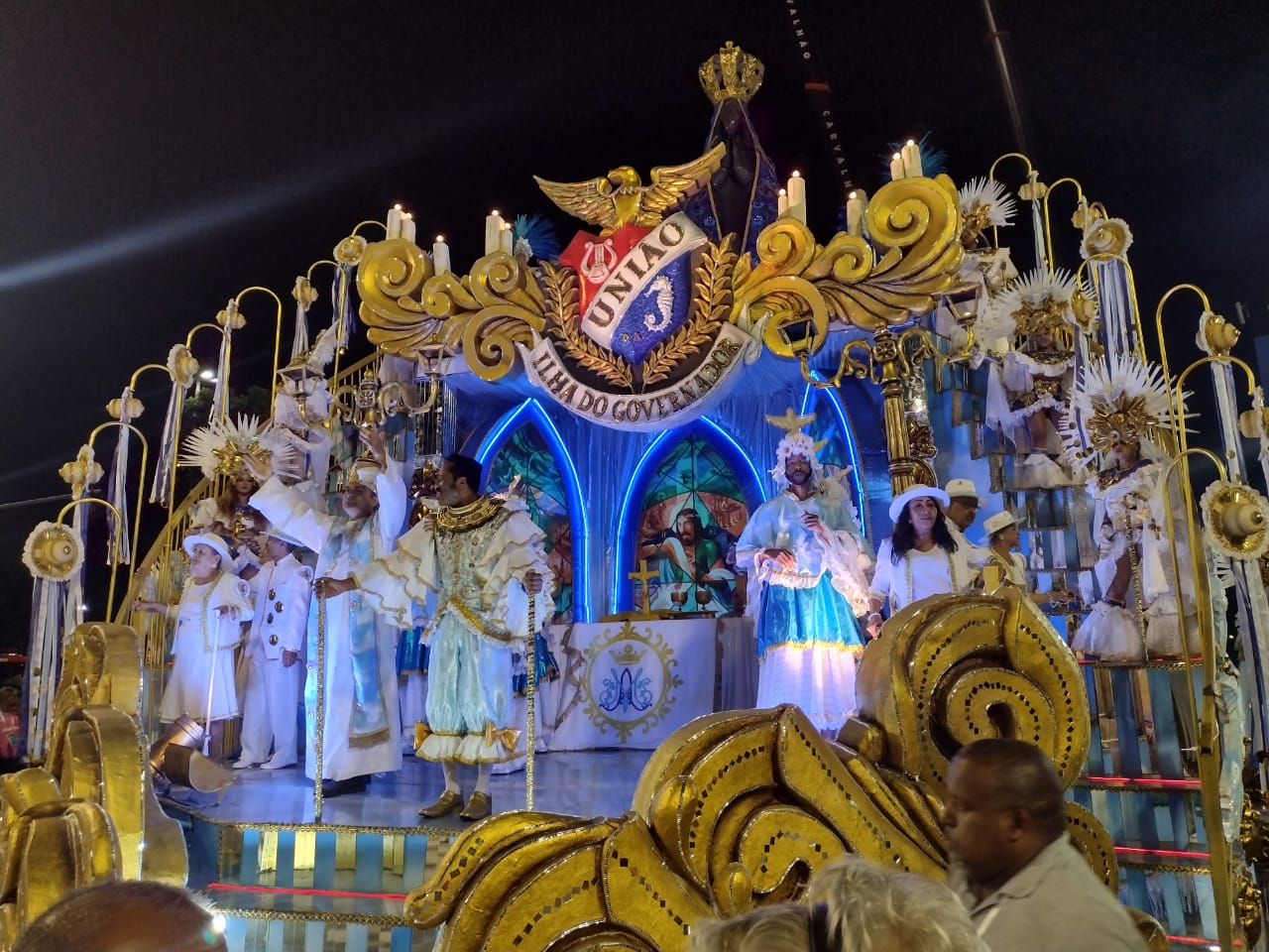 União da Ilha exalta fé do povo brasileiro no desfile oficial na Sapucaí