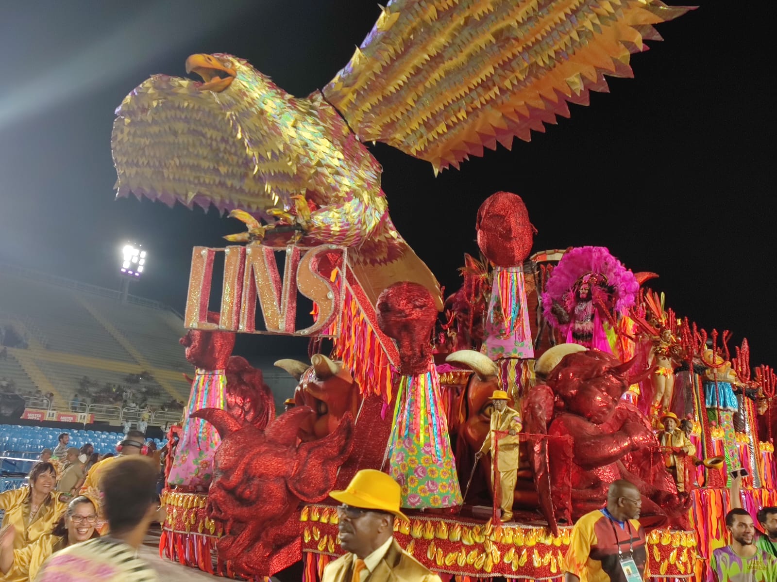 UPM e São Clemente são destaques na primeira noite de desfiles da Série Ouro